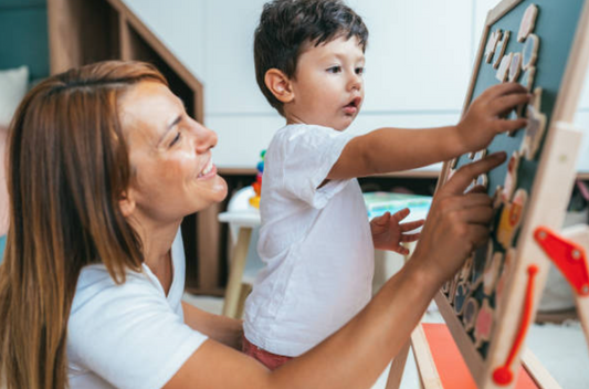 Comment les jouets Montessori renforcent le lien parent-enfant