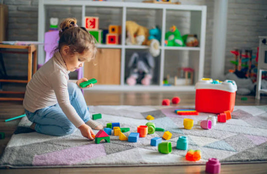 Comment faire évoluer les jouets au fur et à mesure que votre enfant grandit selon la méthode Montessori