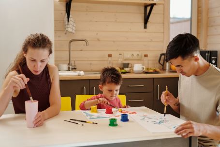 Le rôle de l'art dans l'éducation Montessori : favoriser la créativité et l'expression de soi