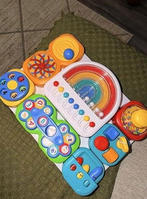 Tableau d’activités sensorielles pour enfant avec attaches et jeux de manipulation