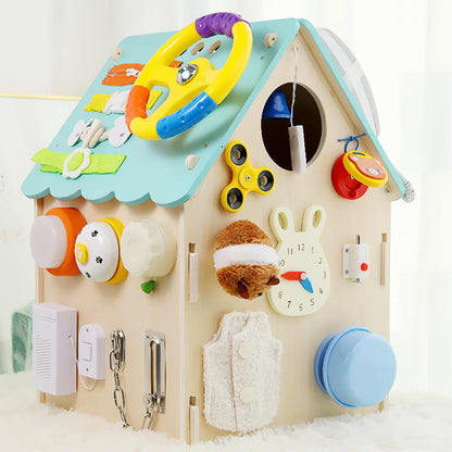 Maison d’activités en bois avec portes, boutons et éléments coulissants