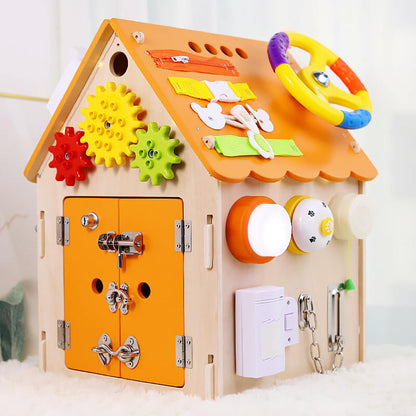 Maison d’activités en bois avec portes, boutons et éléments coulissants
