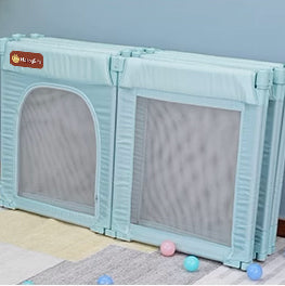 Parc pour bébé modulaire et réglable avec panneaux à verrouillage angulaire