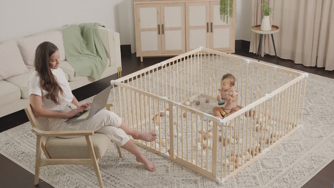 Parc pour bébé en bois naturel avec panneaux pliables