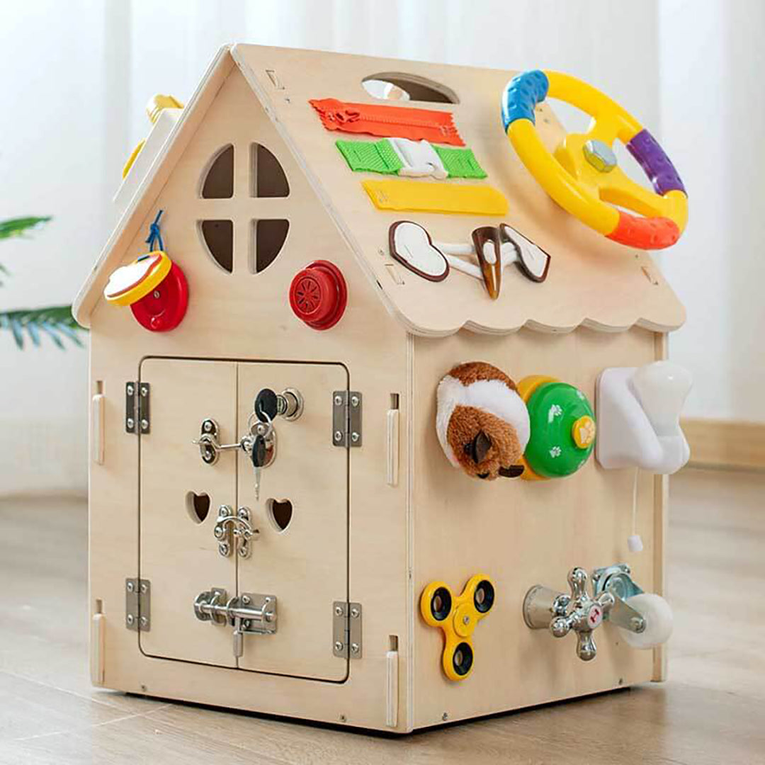Maison d’activités en bois avec portes, boutons et éléments coulissants