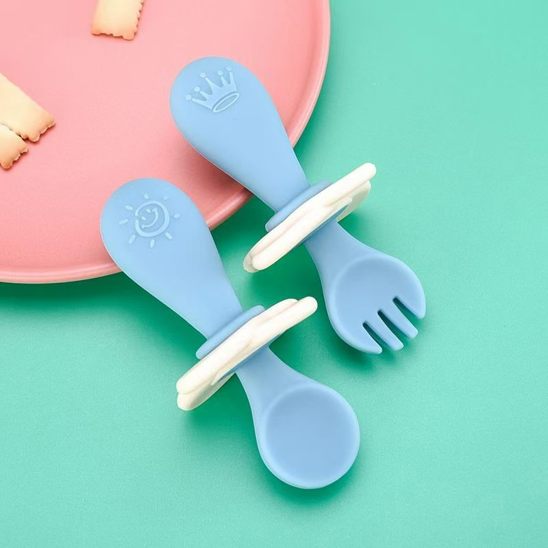 Set de Couverts d’Apprentissage en Silicone pour Bébé – Cuillère et Fourchette avec Anneau de Sécurité
