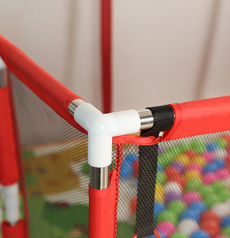 Parc pour bébé avec panier de basket et but de football