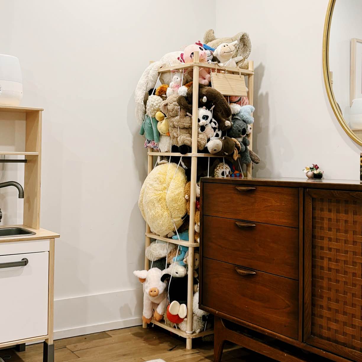 Rangement vertical en pin pour peluches avec cordons élastiques