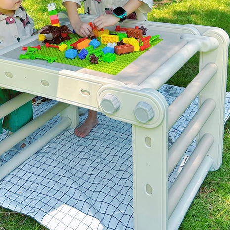 Structure d’escalade modulable et pliable avec table et tableau