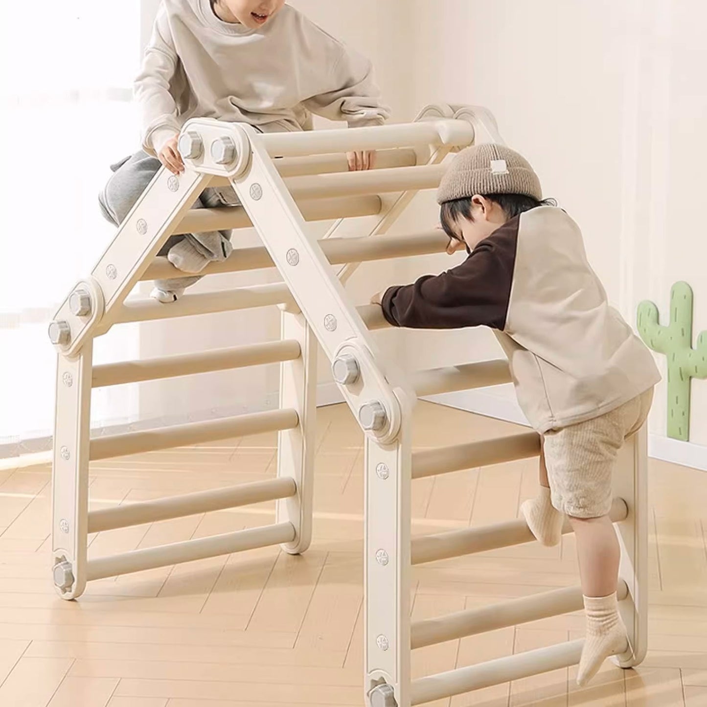 Structure d’escalade modulable et pliable avec table et tableau