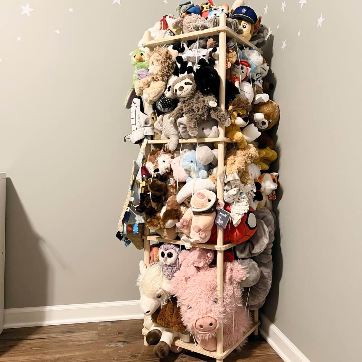 Rangement vertical en pin pour peluches avec cordons élastiques