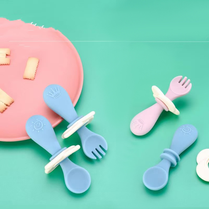 Set de Couverts d’Apprentissage en Silicone pour Bébé – Cuillère et Fourchette avec Anneau de Sécurité