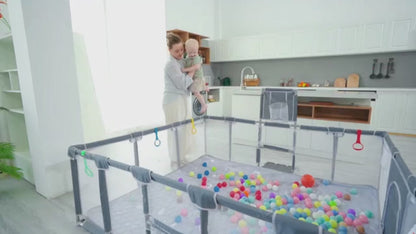 Parc pour bébé avec panier de basket et but de football